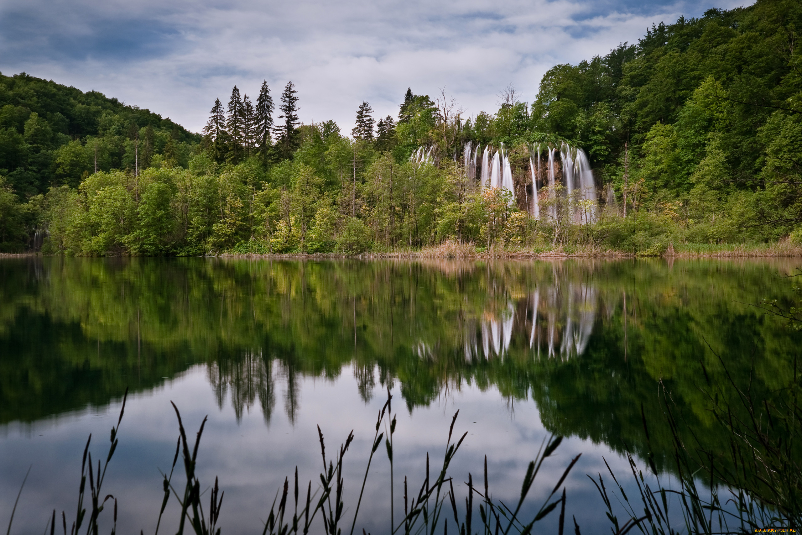 Озера водопад лес. Озеро в лесу. Водопад у озера. Озеро среди леса прическа. Озеро в лесу прическа.